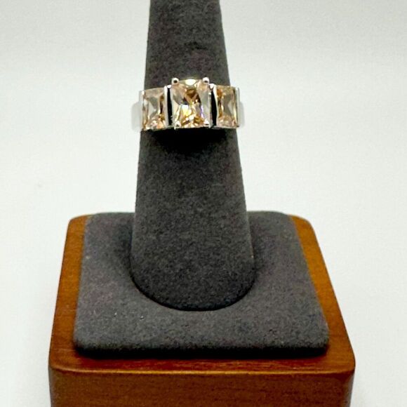 Ring with Three Orange Stones - Picture 4 of 6